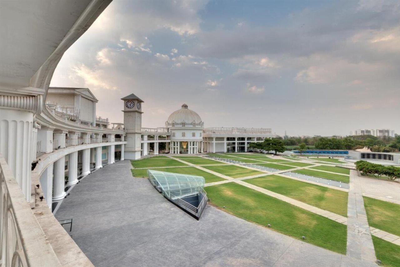 Amanora The Fern Hotels & Club Mundhwa Exterior foto