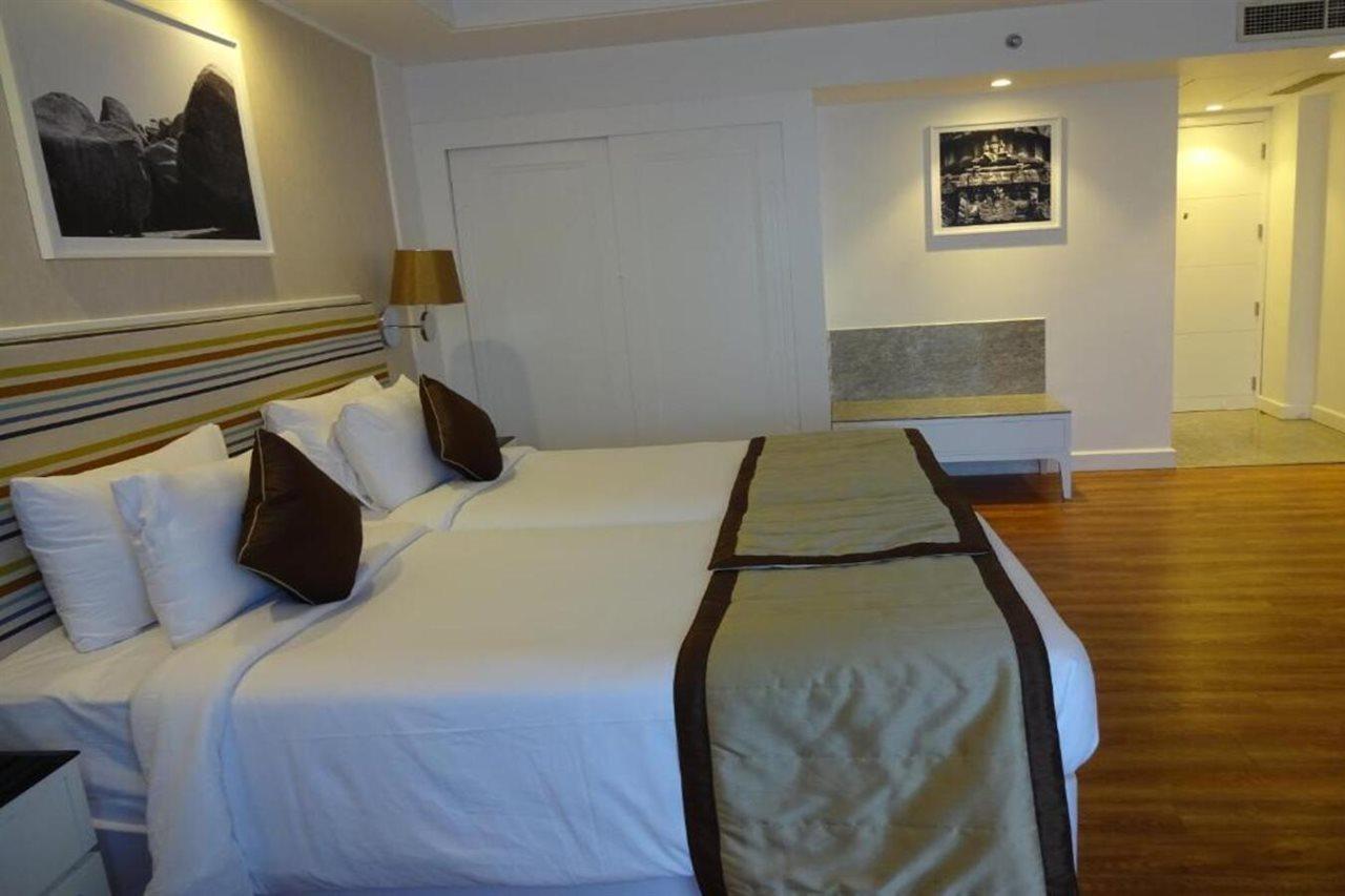 Amanora The Fern Hotels & Club Mundhwa Exterior foto