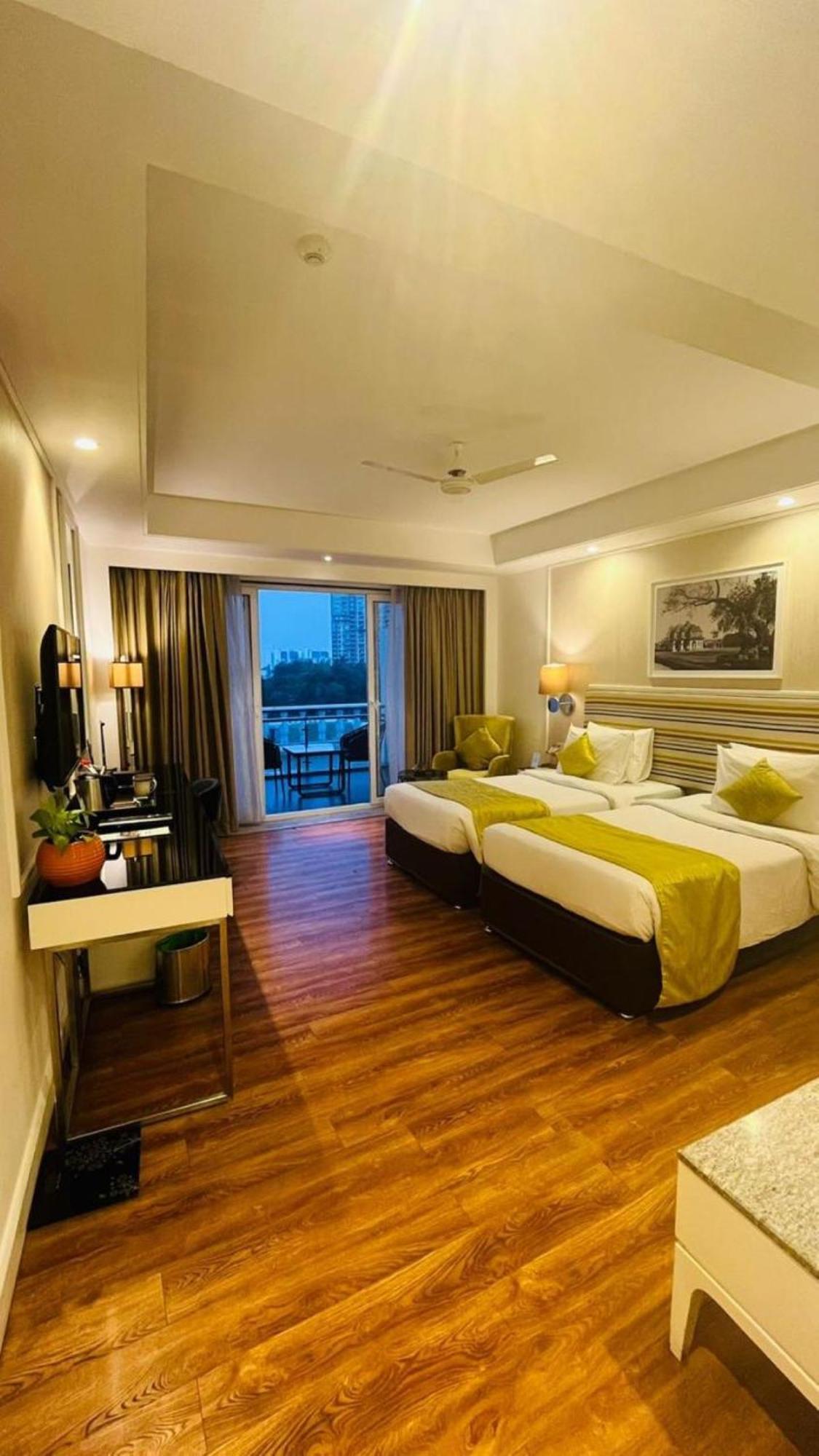 Amanora The Fern Hotels & Club Mundhwa Exterior foto