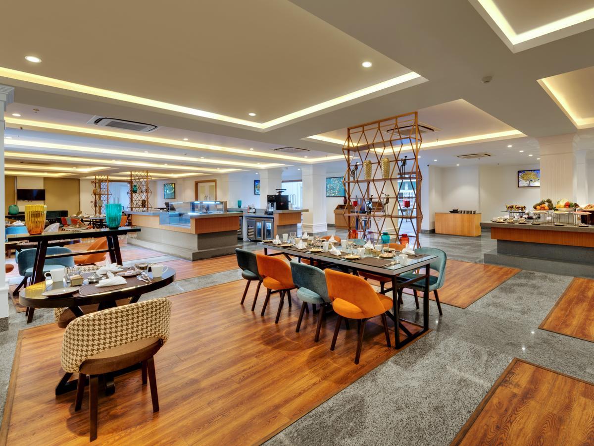 Amanora The Fern Hotels & Club Mundhwa Exterior foto