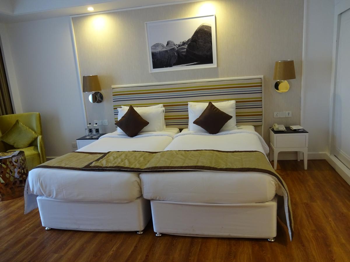 Amanora The Fern Hotels & Club Mundhwa Exterior foto