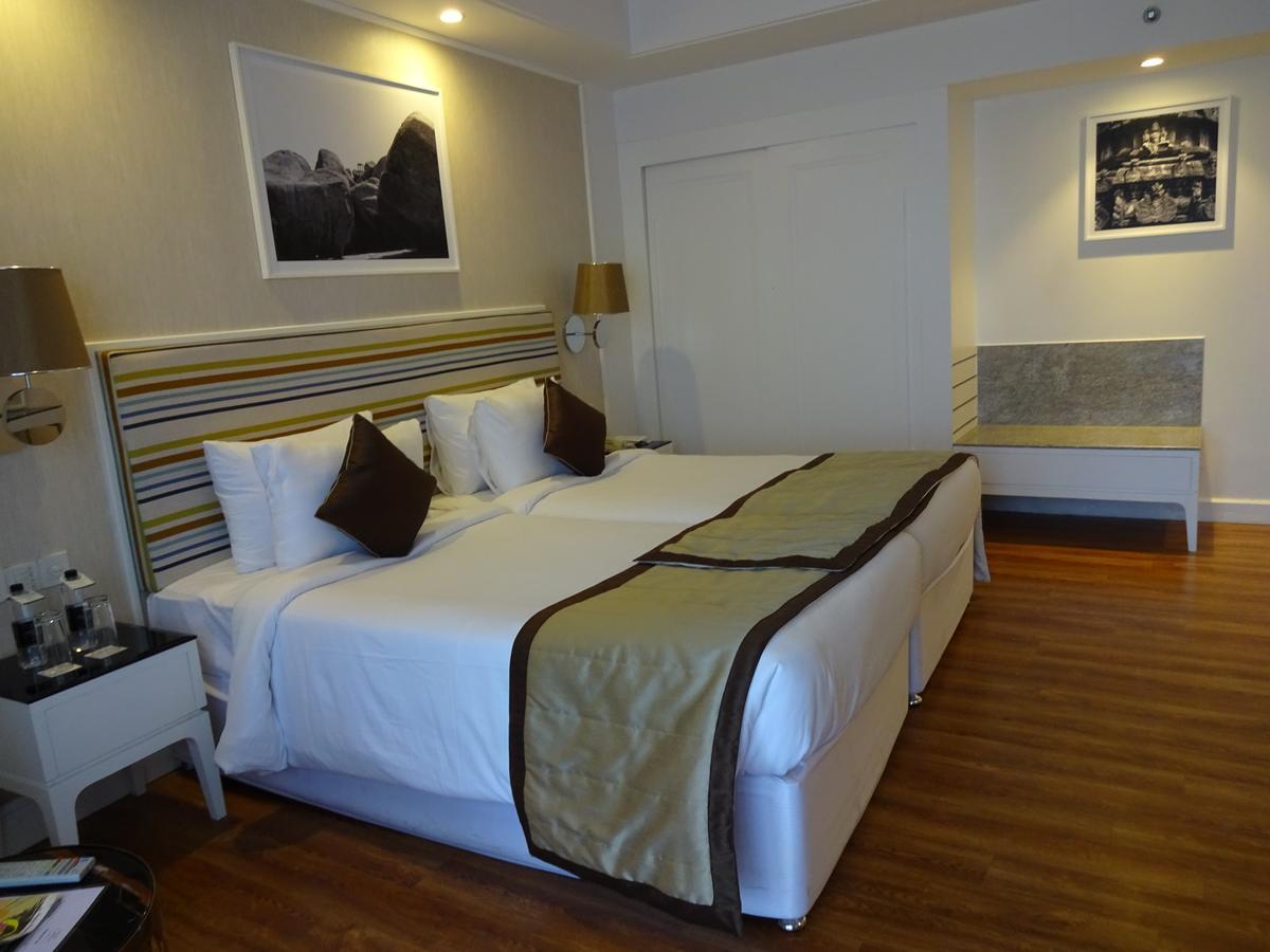 Amanora The Fern Hotels & Club Mundhwa Exterior foto